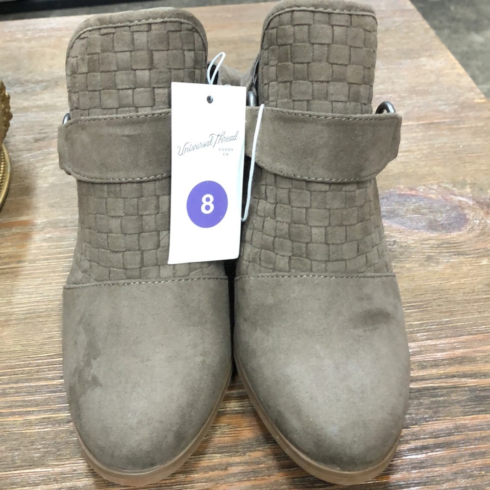 Universal Thread Size 8 “ Heel Nwt Color Taupe/Ol… - image 2